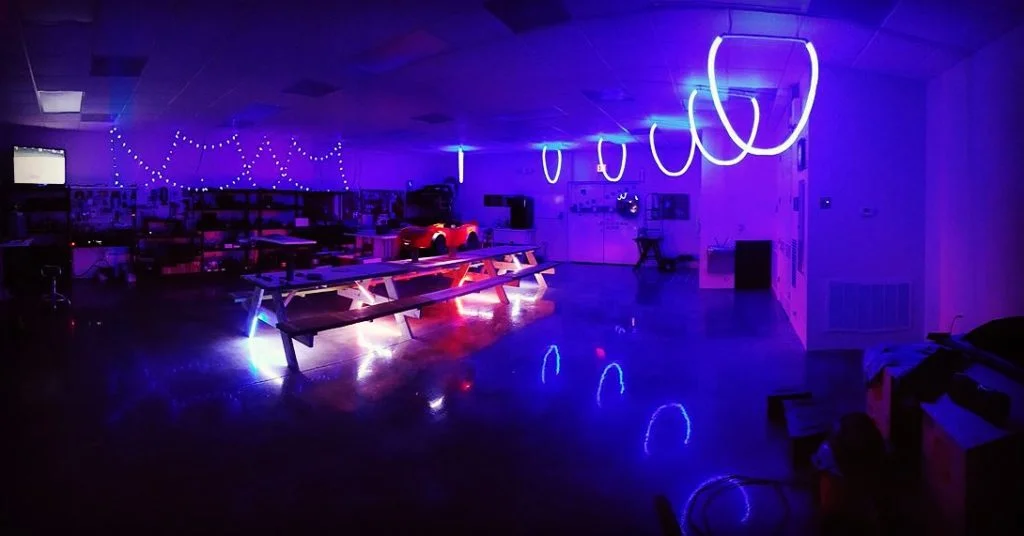 volar drones dentro de casa